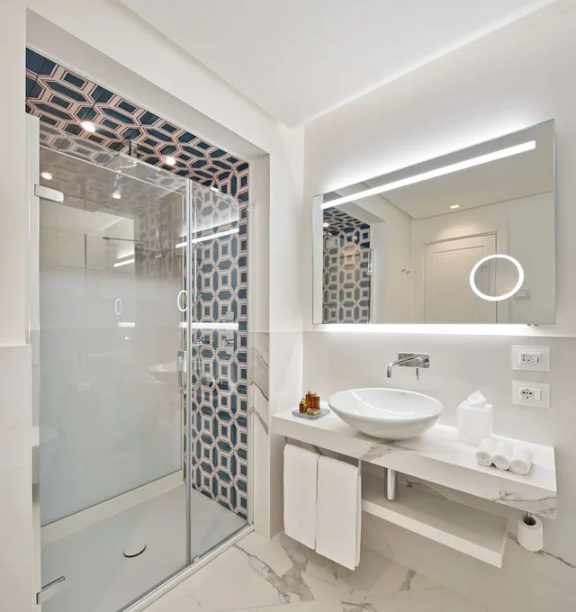 Double Room with King Bed، De Bonart Naples, Curio Collection by Hilton 4/4