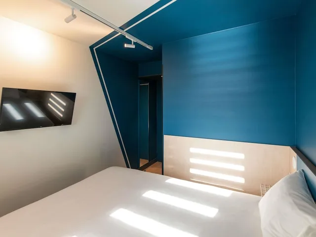 Room, 1 Double and 1 Single Bed, Murphy Bed، Ibis Budget Lyon Confluence 9/10