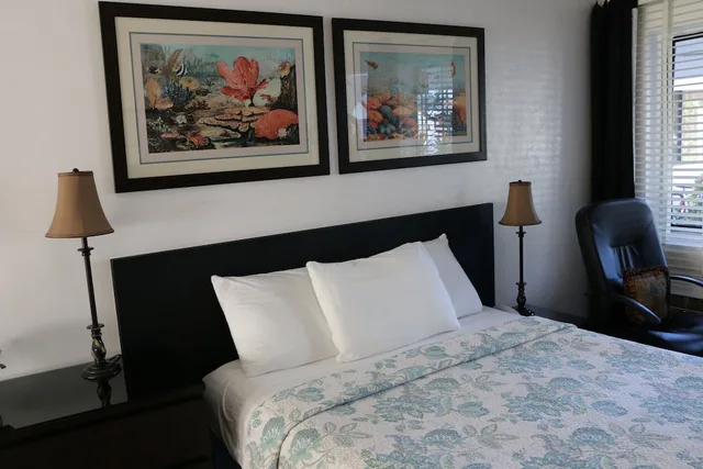 غرفة قياسية بسرير كوين، Breakaway Inn 4/8