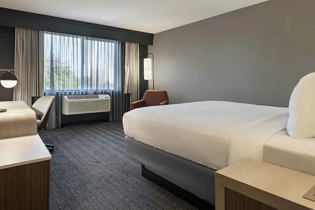 غرفة بسرير كينج، COURTYARD BY MARRIOTT SACRAMENTO MIDTOWN 1/9
