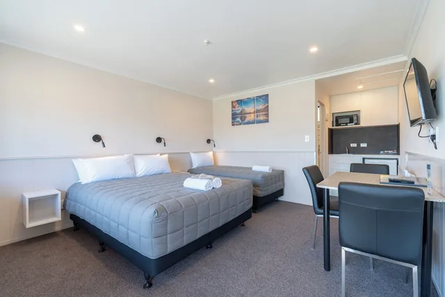 Superior, 1 Single and 2 Queen Beds، Te Anau Top 10 Holiday Park 2/4