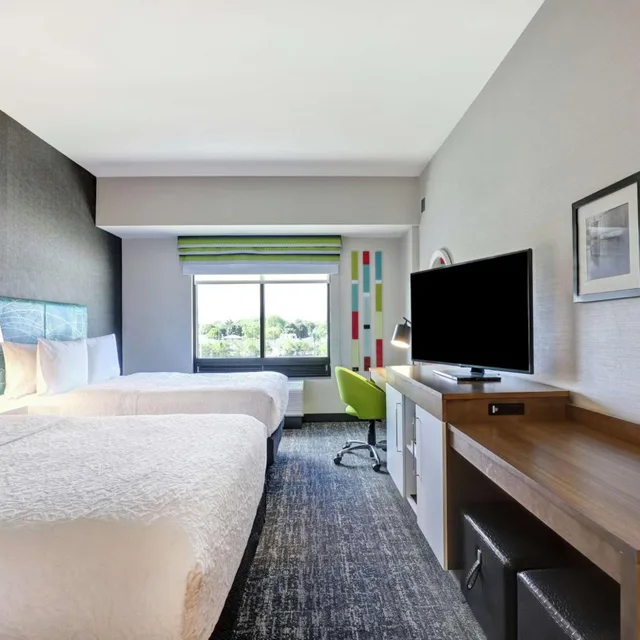 غرفة بسرير كينج وسريرين كوين، Hampton Inn St Catharines Niagara On 4/10