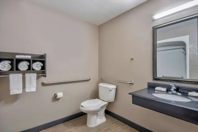 غرفة قياسية بسريرين مزدوجين لذوي الإعاقة، Motel6 Harlingen, TX 6/8