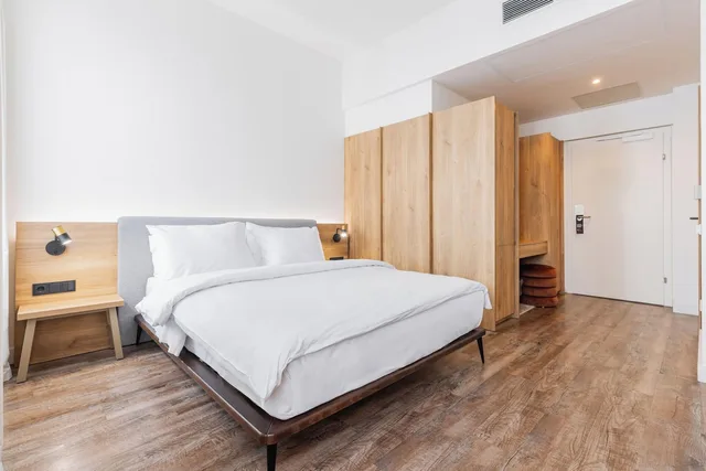 غرفة بسرير مزدوج بشرفة، FortyPlusOne Hotel 1/1