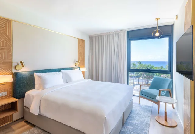 Premium, King Bed, Ocean View, High Floor, Radisson Hotel Saint-Denis, La Reunion 7/10