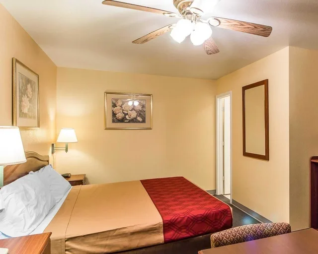 غرفة قياسية بسرير كينج للمدخنين، Econo Lodge Bartlesville Hwy 75 2/4