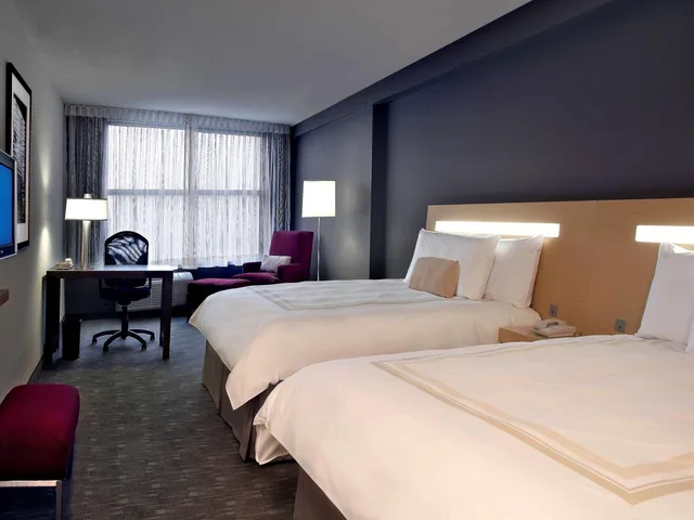 غرفة سوبيريور بسرير كينج وسريرين كوين، NOVOTEL MONTREAL AIRPORT 1/6