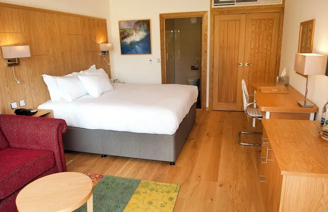 غرفة سوبيريور بسرير كينج بشرفة، Kingsmills Hotel 1/3