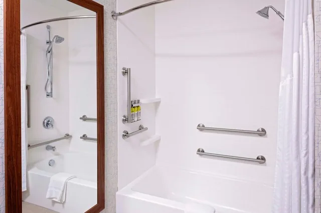 غرفة بسريرين منفصلين لذوي الإعاقة، Holiday Inn Express & Suites Madison 1/1
