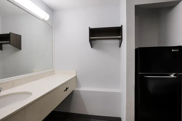 غرفة بسرير كينج، Suburban Studios Hinesville - Fort Stewart Area 6/6