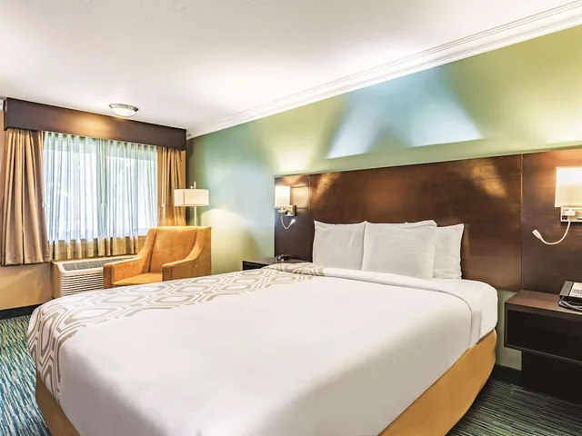 غرفة بسرير كينج، La Quinta Inn & Suites by Wyndham San Francisco Airport West 6/8