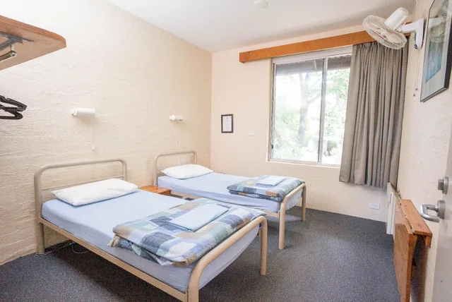 Double and Two Singles Shared Bathroom، YHA Grampians Eco Halls Gap 1/1