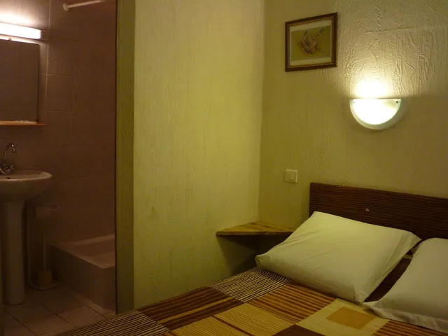 غرفة بسرير مزدوج، Hôtel Du Centre 2/4