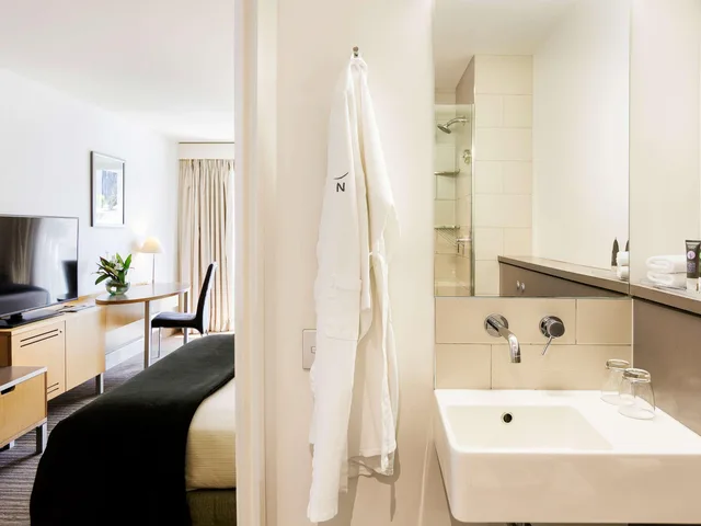 Alpine, Standard, King Bed, with View، NOVOTEL QUEENSTOWN LAKESIDE 7/8