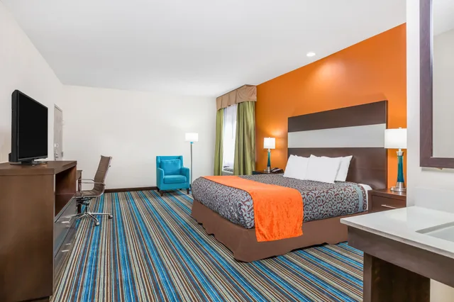 غرفة بسرير كينج، Days Inn & Suites by Wyndham Katy 4/9