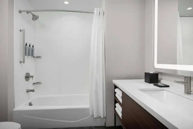 غرفة قياسية بسرير كينج مع أريكة، Courtyard by Marriott Bozeman 5/8