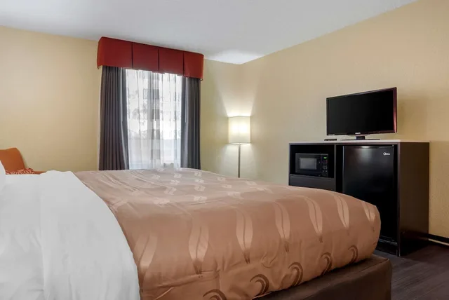 غرفة قياسية بسرير كينج، Quality Inn Phenix City Columbus 5/9