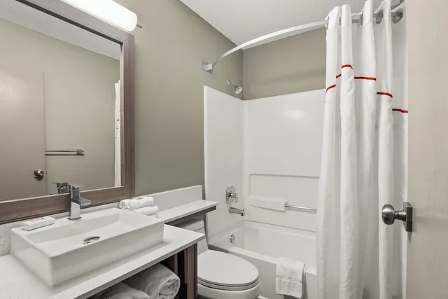Standard, 2 Queen Beds, Red Roof Plus Belleville 4/5