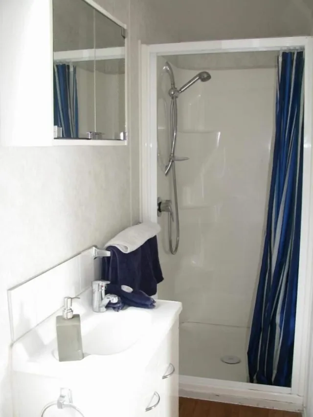 كابينة بسرير كوين وأسرّة بطابقين، Napier Beach Kiwi Holiday Park and Motels 2/3