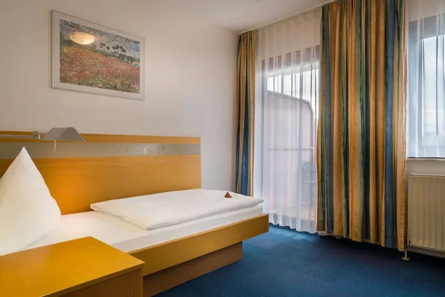 غرفة مفردة بحمام خاص بمطبخ صغير، acora Karlsruhe Zentrum Living the City 2/10