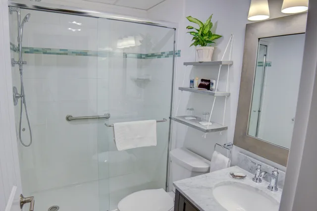 Room, 1 Queen and 1 Single Bed, Port Side، Nonantum Resort 5/5