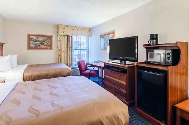 Upgrade, 2 Queen Beds, Quality Inn Lynchburg Near University 1/2