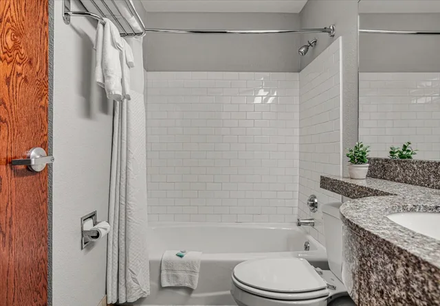 Suite, Queen Bed, The Block Hotel 4/6