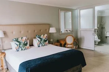 غرفة ديلوكس مفردة بسرير كوين، The Riverside Hotel 2/2