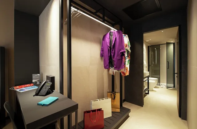 غرفة ثلاثية بسرير كينج وسرير فردي بإطلالة على المدينة بشرفة، Scarlatti Hotel Milano 7/7