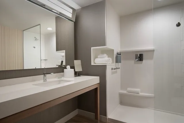 غرفة بسرير كينج في طابق مرتفع، Courtyard By Marriott Nanaimo 2/2