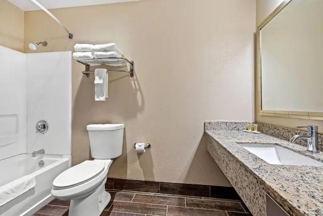 جناح استوديو بسرير كينج بحوض جاكوزي، Days Inn By Wyndham Black River Falls 3/6