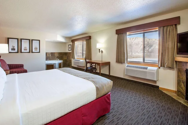 غرفة بريميير بسرير كينج بغرفة نوم واحدة، Americinn By Wyndham Medora 2/2