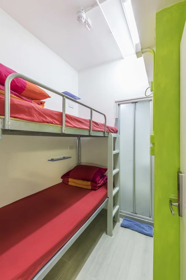 غرفة اقتصادية بسريرين منفصلين وسرير بطابقين بحمام مشترك، Check Inn Hk - Hostel 1/2