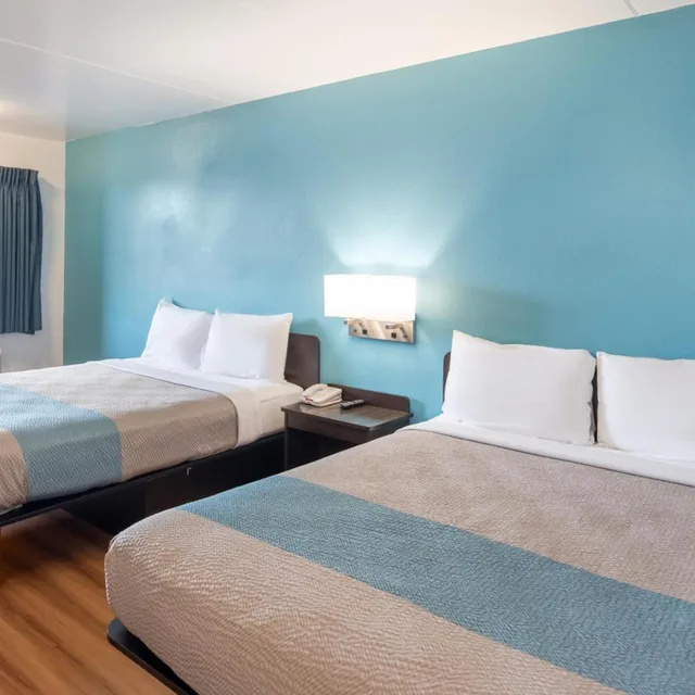 2 Queen Beds - Mobility Accessible Tub Nsmk، Motel6 Colorado Springs, CO - Air Force Academy 5/9
