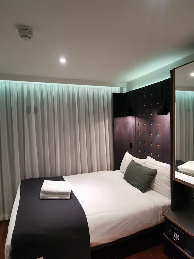 Cozy, Double Bed, No Window، Point A Hotel Paddington 2/9