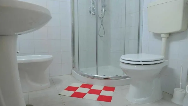 غرفة قياسية رباعية بسرير كوين بشرفة مع أريكة، B&B La Torretta Di Chiaia 2/3