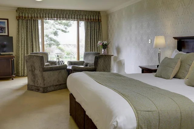 غرفة ديلوكس بسرير مزدوج بحوض استحمام، Knights Hill Hotel & Spa 1/2