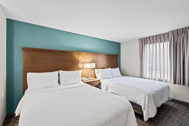 جناح بسريرين كوين بغرفة نوم واحدة مع أريكة بمطبخ، Staybridge Suites Hotel Calgary Airport 1/10