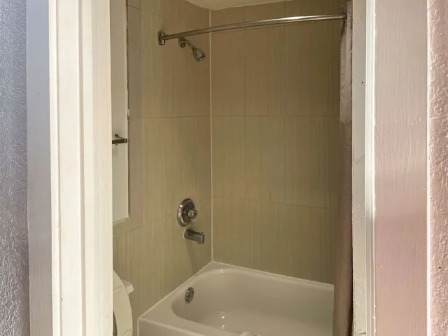 غرفة قياسية بسرير كينج للمدخنين، Studio6 Houston, TX - Brookhollow 4/5