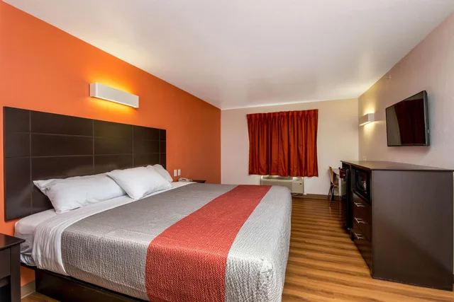 غرفة بسرير كينج، Motel6 Peoria, IL 5/10