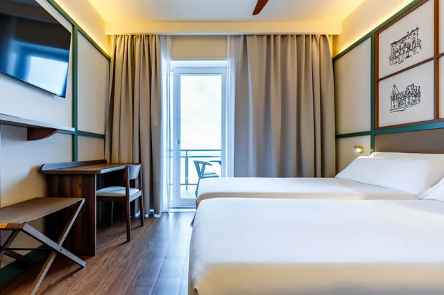 غرفة قياسية رباعية، Petit Palace Tamarises 1/10