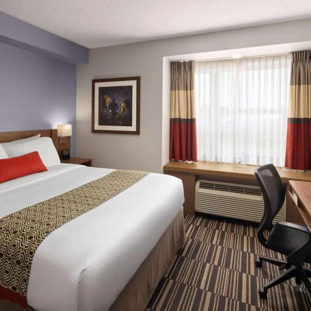 غرفة بسرير كينج وسرير كوين، Microtel Inn And Suites By Wyndham Kirkland Lake 1/8