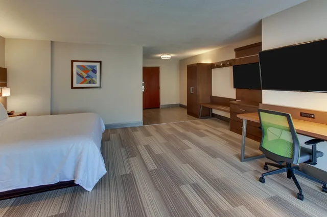Room, Double Bed, Accessible, Holiday Inn Express & Suites Atlanta N-Perimeter Mall Area, an IHG Hotel 1/1