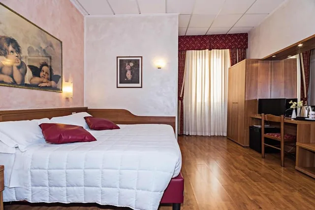 Room, Quadruple, King and Twin Beds, Hotel Julia 1/9