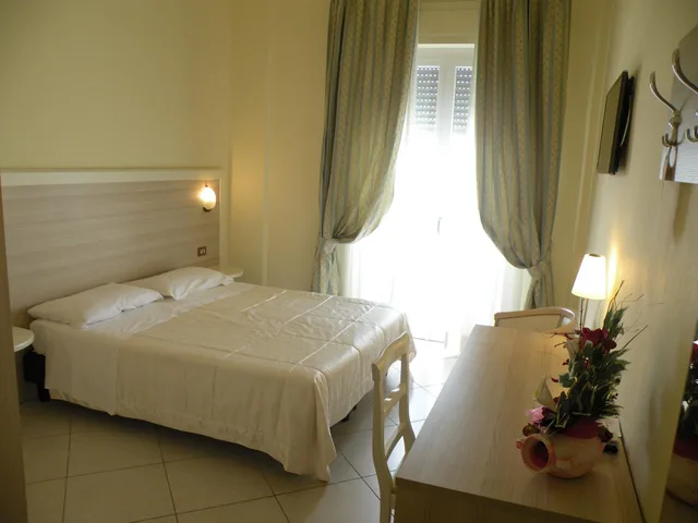 غرفة بسرير مزدوج أو سريرين منفصلين بإطلالة على المدينة، Hotel Parrini 4/10