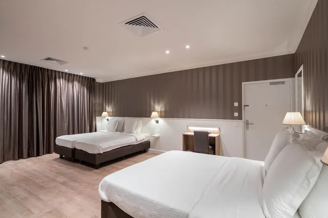 غرفة رباعية بسرير كوين وسريرين منفصلين، Hotel Du Theatre 2/4