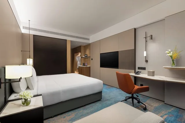 غرفة قياسية بسرير كينج مع دخول صالة النادي، Crowne Plaza Dalian Kerren by IHG 2/4