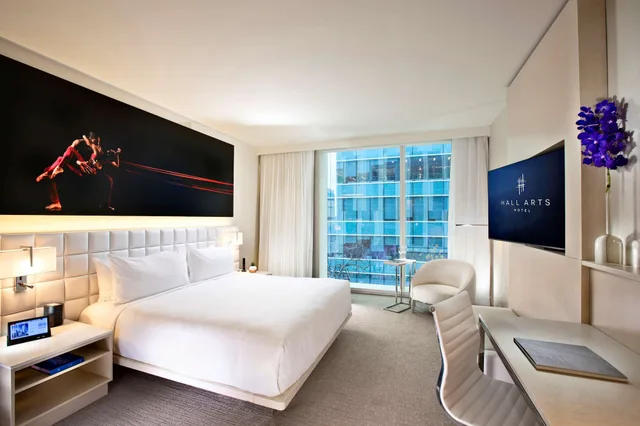 Supreme, King Bed, Accessible, HALL Arts Hotel, Dallas, Autograph Collection 2/10