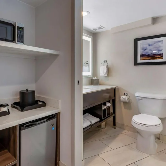 Suite, King Bed, Pool Side, Jetted Tub، Best Western Denver East 6/8