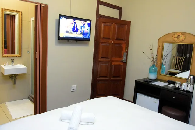 غرفة فاخرة بسرير كوين، Houghton Guest House 2/3